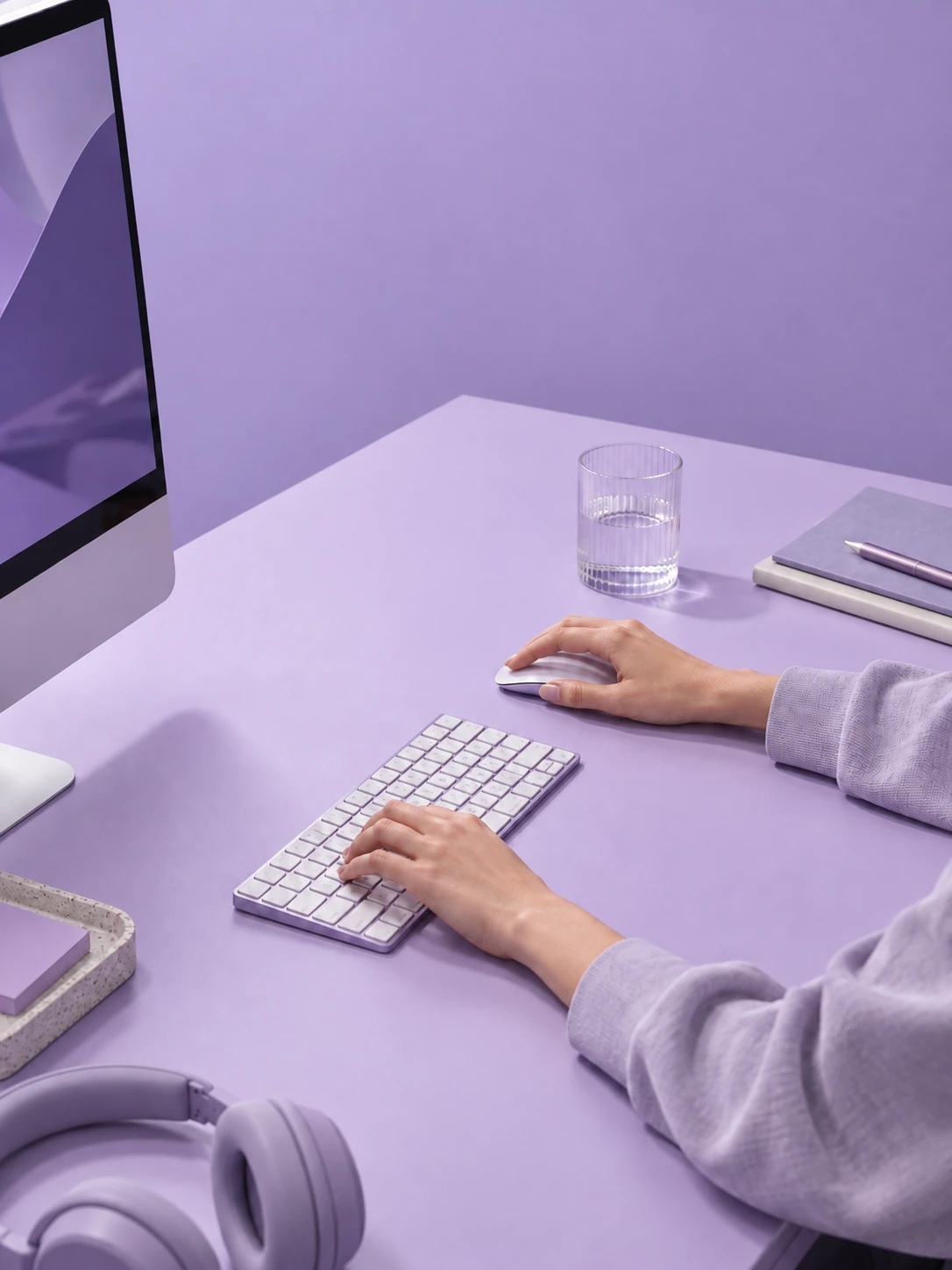 Kreator bekerja di meja serba lavender