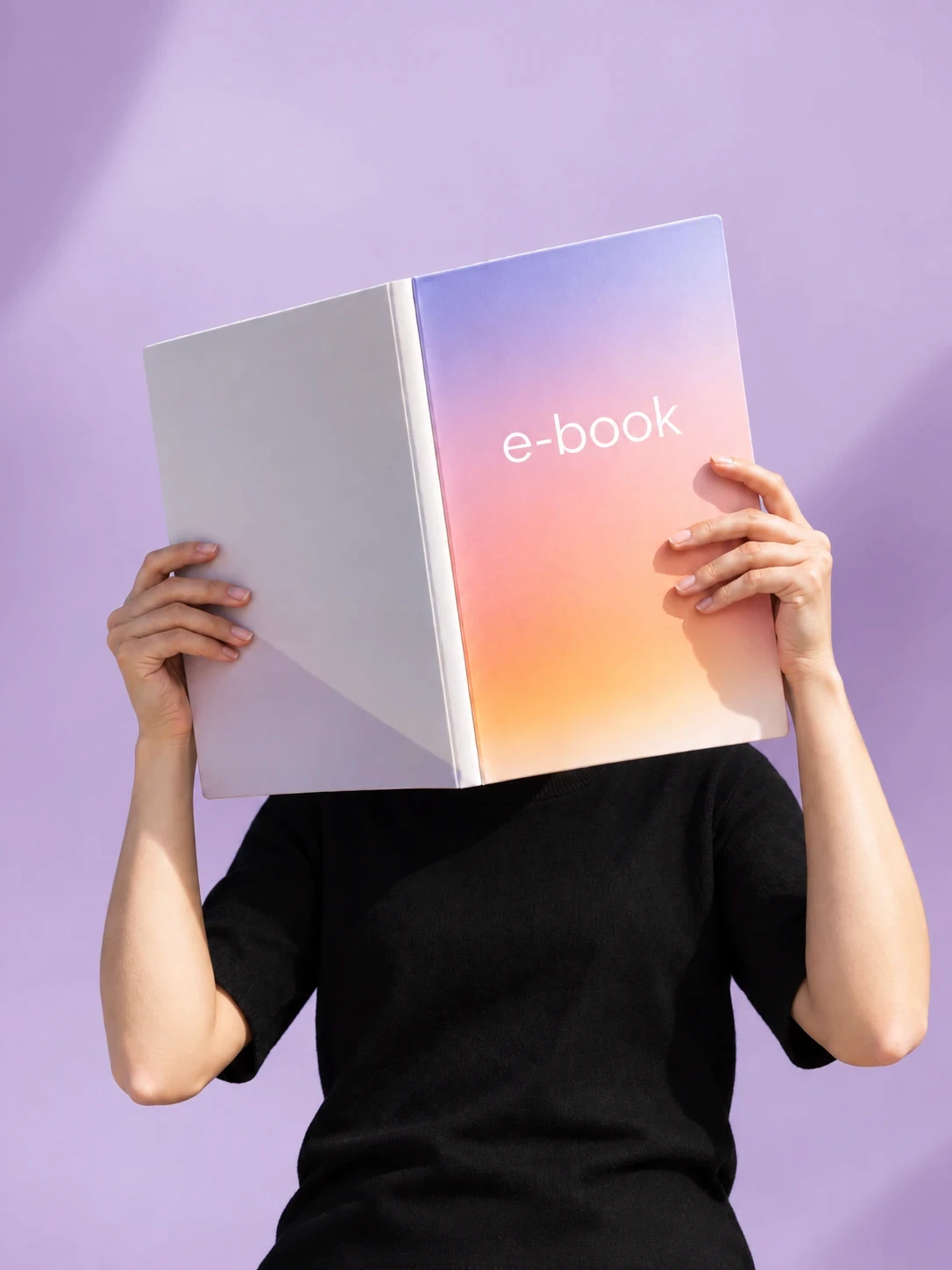 Pembaca memegang e-book